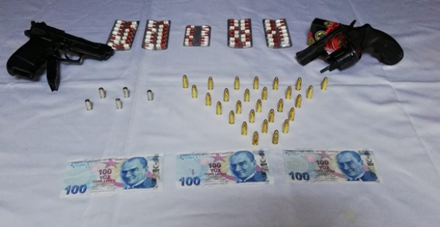 UYUŞTURUCU VE SAHTE PARA ELE GEÇİRİLDİ