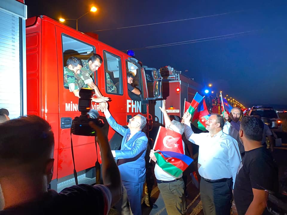 Ülke yanarken yangına giden itfaiyecileri durdurup şov yaptılar