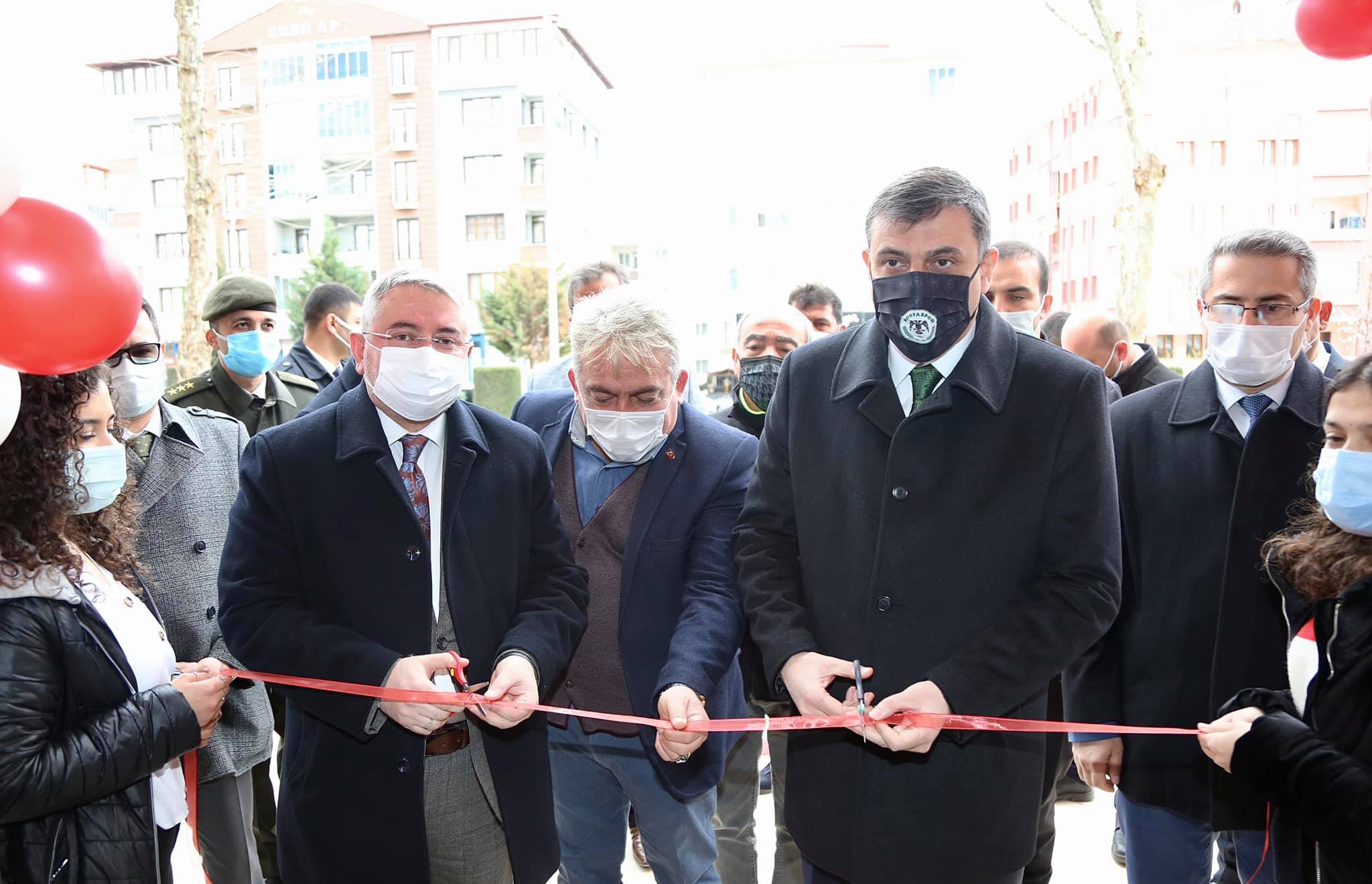 Vali Çiftçi'nin Konyaspor armalı maskesine tepki