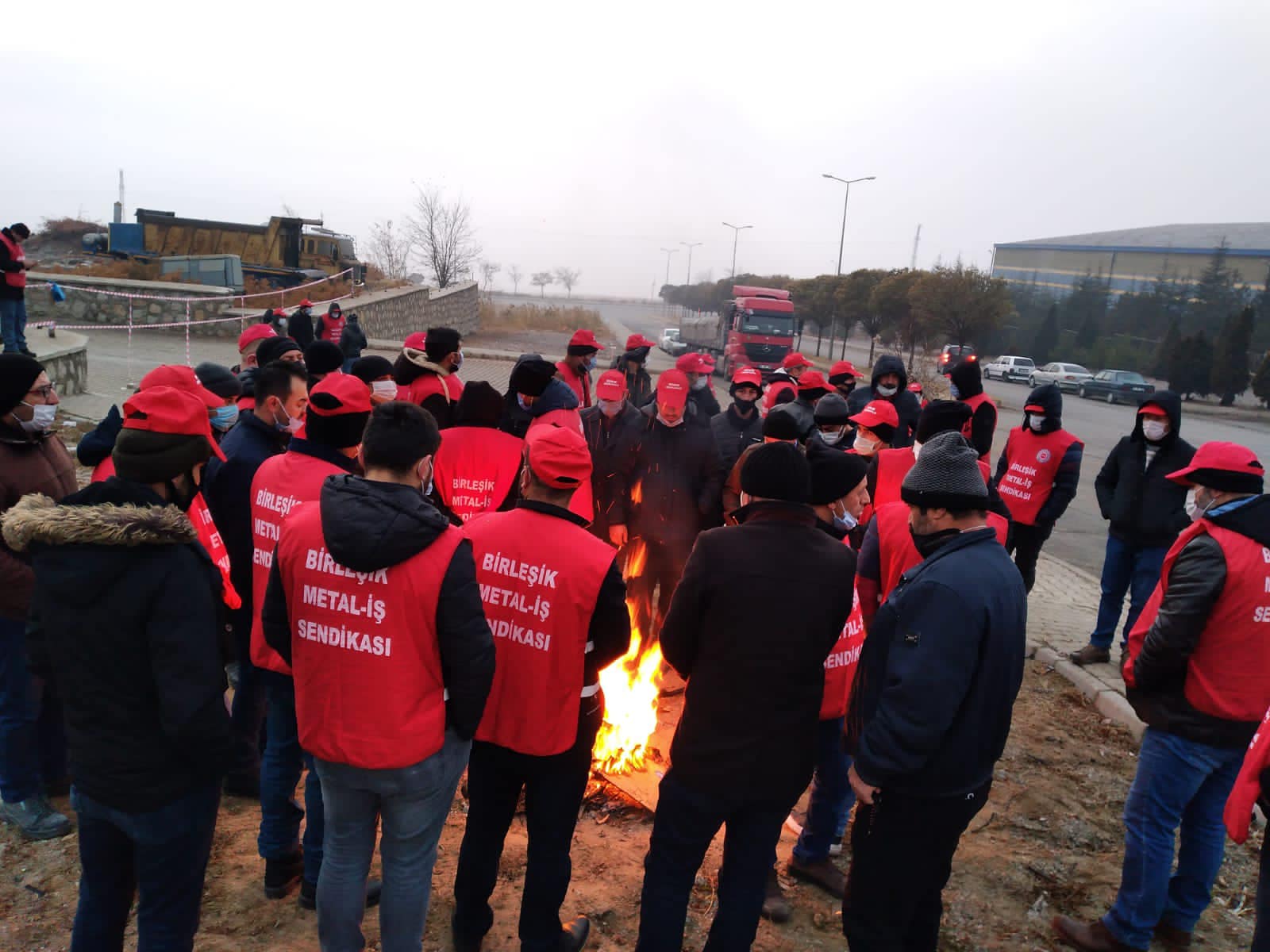 EKMEKÇİOĞLU İŞÇİLERİ: AHLAKSIZLIKLA SUÇLANMAYI REDDEDİYORUZ