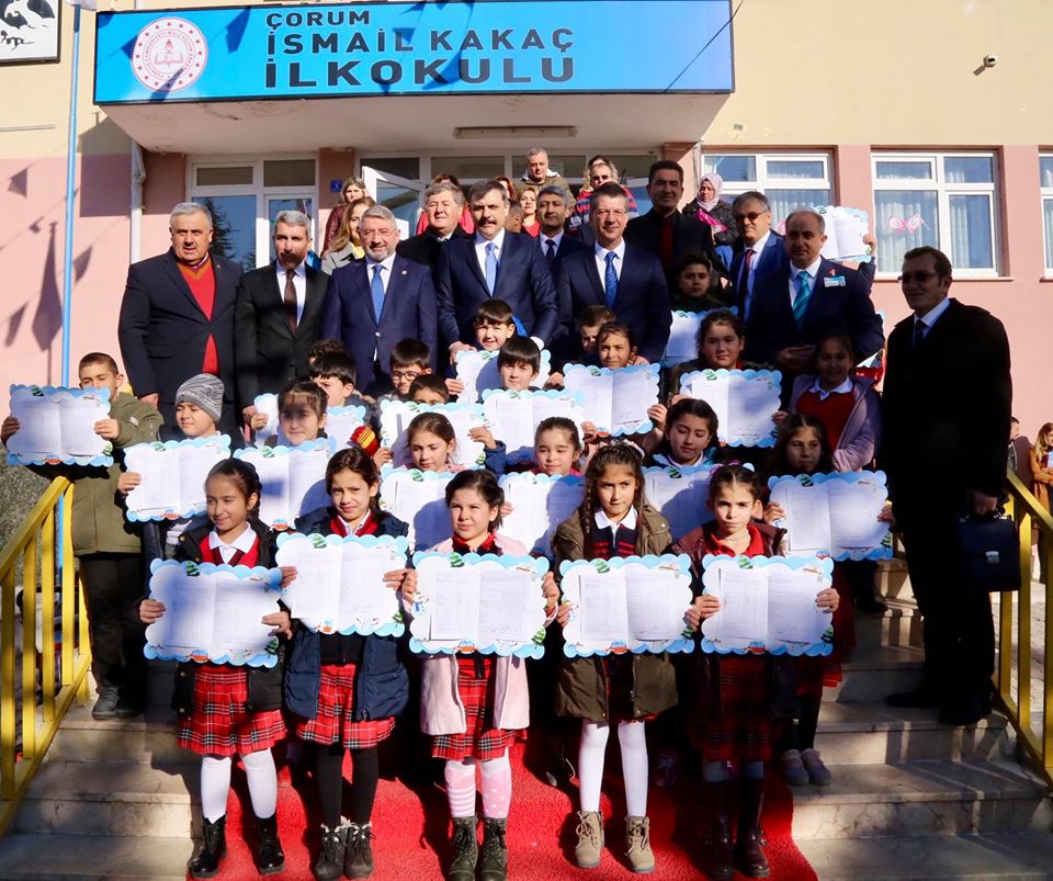 VALİ ÇİFTÇİ ÖĞRENCİLERİN KARNE SEVİNCİNE ORTAK OLDU