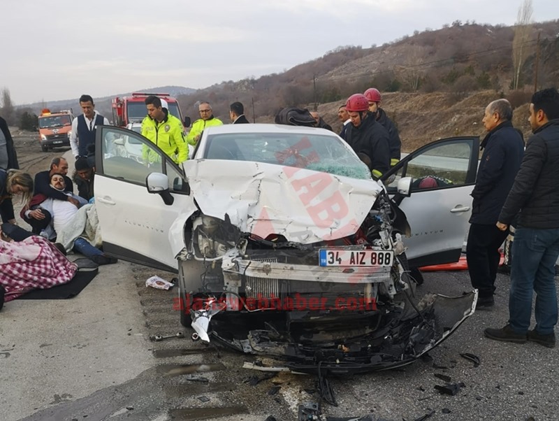 ANKARA YOLUNDA KORKUNÇ KAZA:2'Sİ AĞIR 3 YARALI