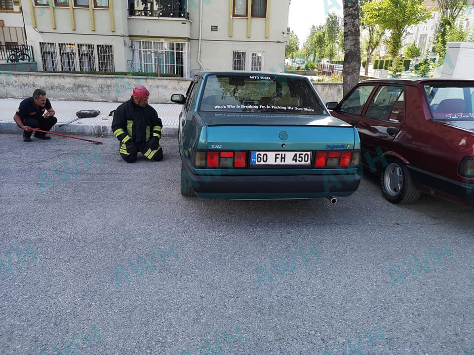 OTOMOBİLE GİREN  YILANI İTFAİYE ÇIKARTTI