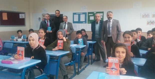 KAMU-SEN KİTAP DAĞITTI