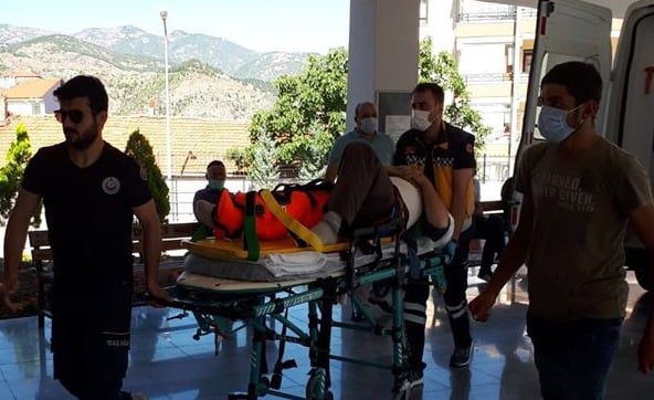 TRAKTÖR DEVRİLDİ, BABA VE KIZI YARALANDI