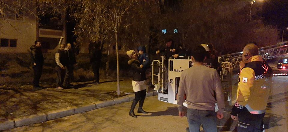  KORKUNÇ YANGIN:1 KİŞİ ÖLDÜ, 10 KİŞİ ZEHİRLENDİ!