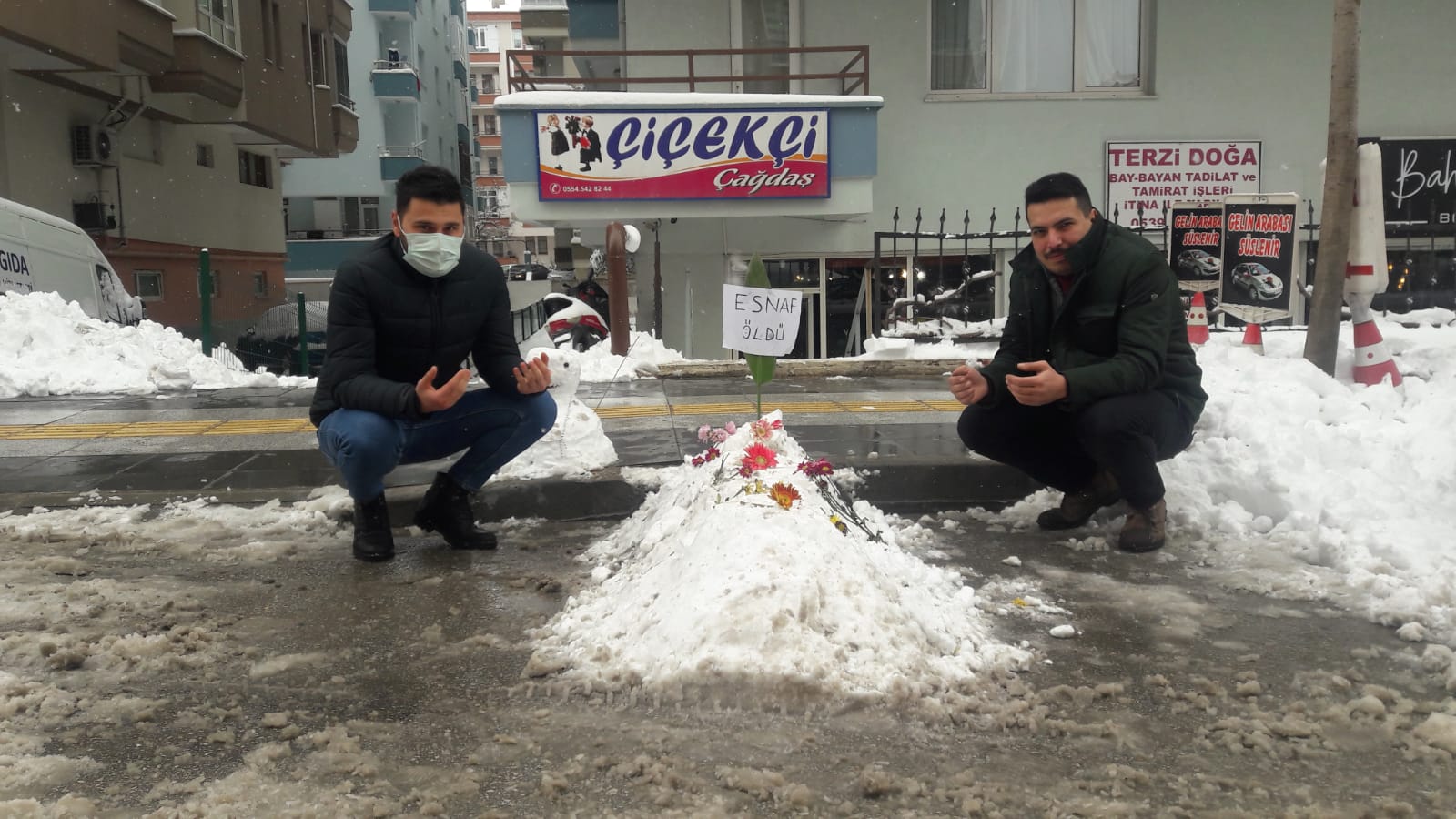 Krizden etkilenen esnaf kardan mezar yaptı: Esnaf öldü